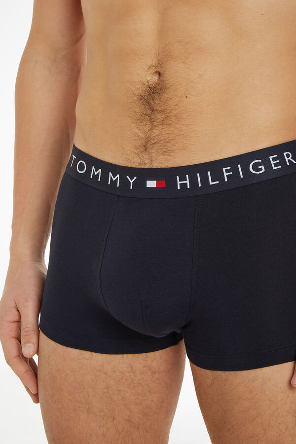 Womensecret Pack de 3 boxer tipo trunk, com uma confortável cintura elástica no tom e detalhes distintivos da Tommy Hilfiger, proporciona um toque inovador à tua coleção de roupa interior. estampado