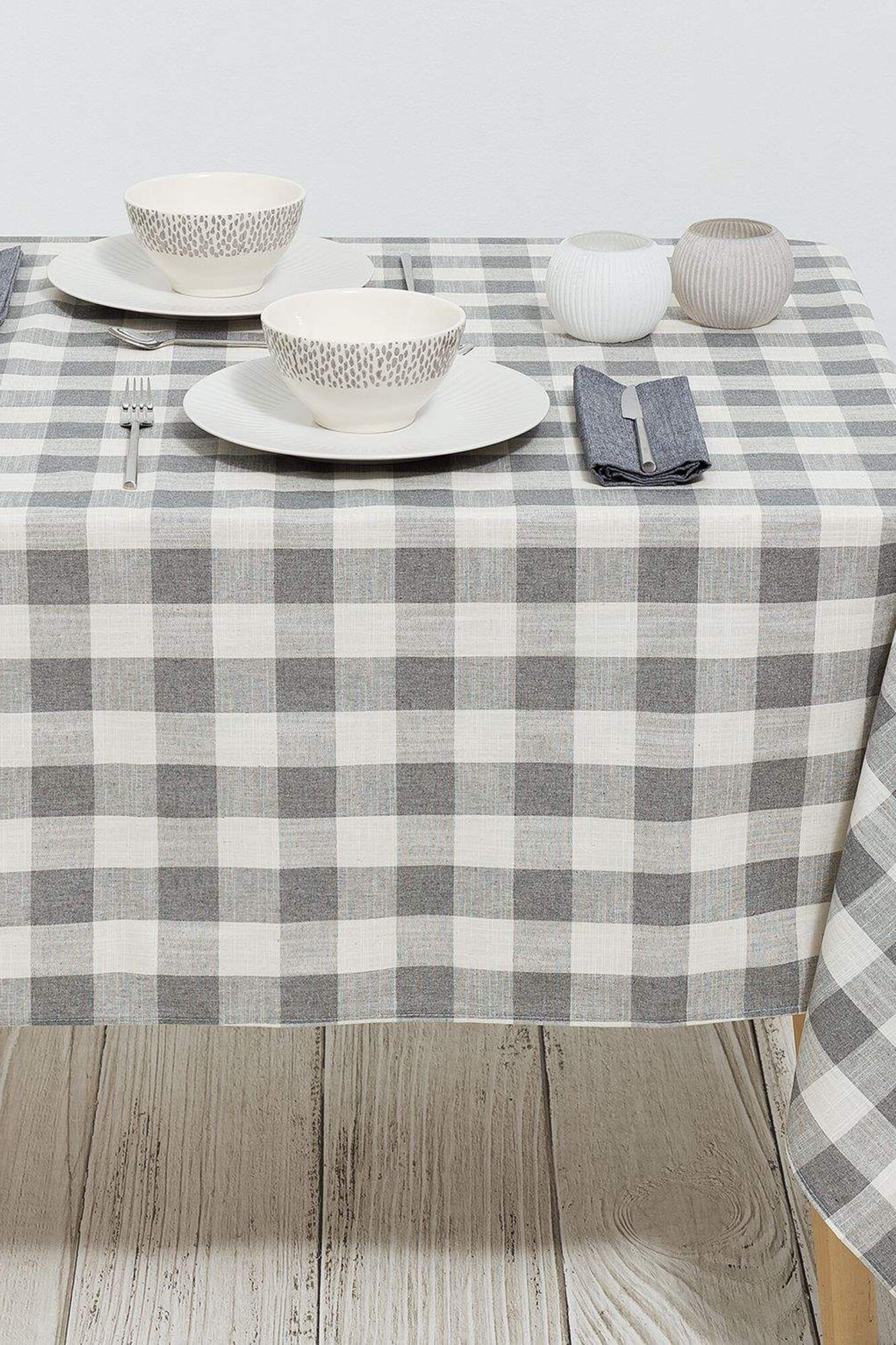 Textura Checked stain-resistant tablecloth