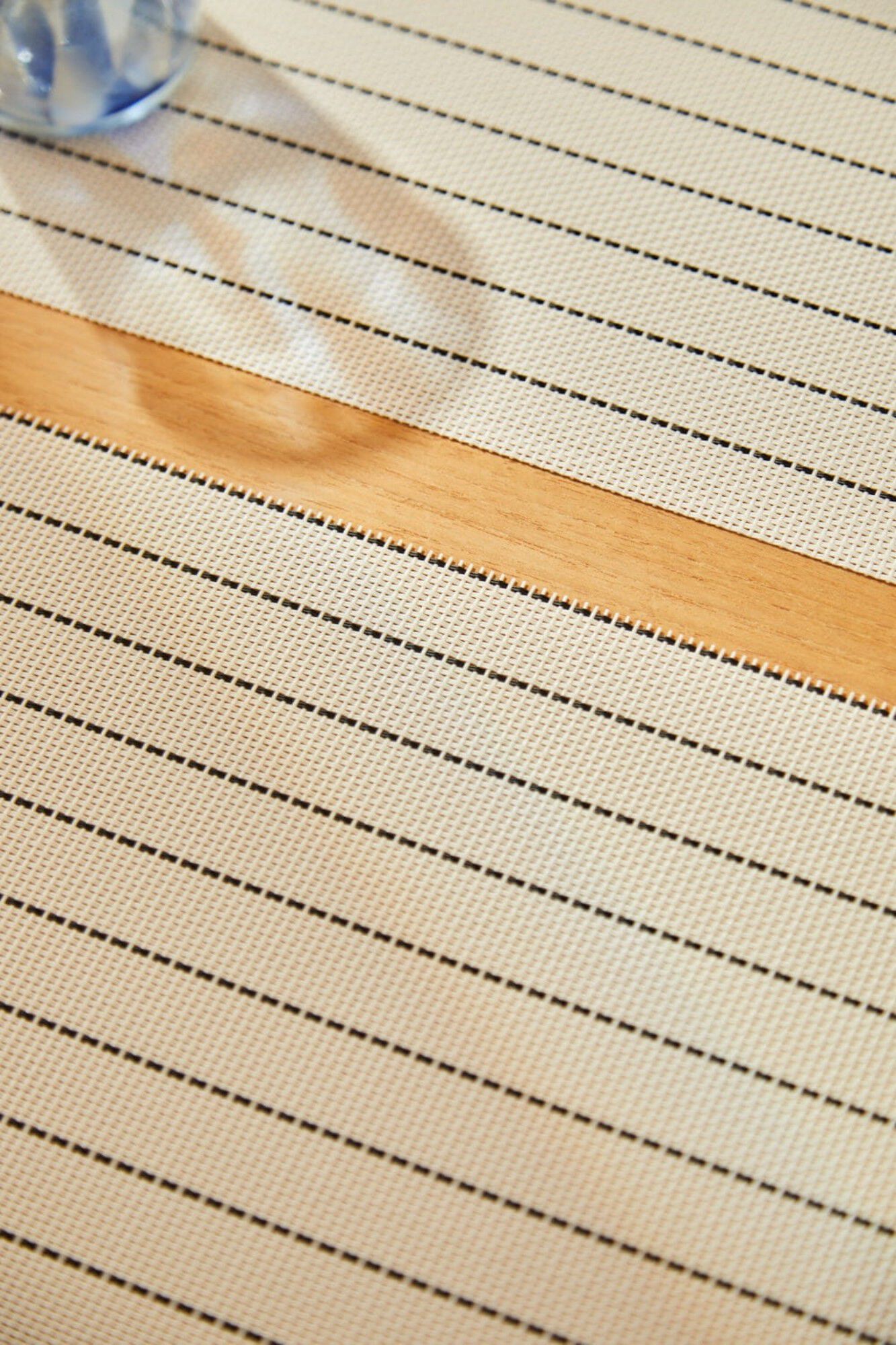 Calma House Tischset mit feinen Streifen