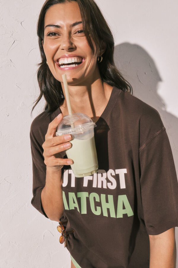 Women'secret Camiseta oversized marr&oacute;n "But first matcha" marr&oacute;n