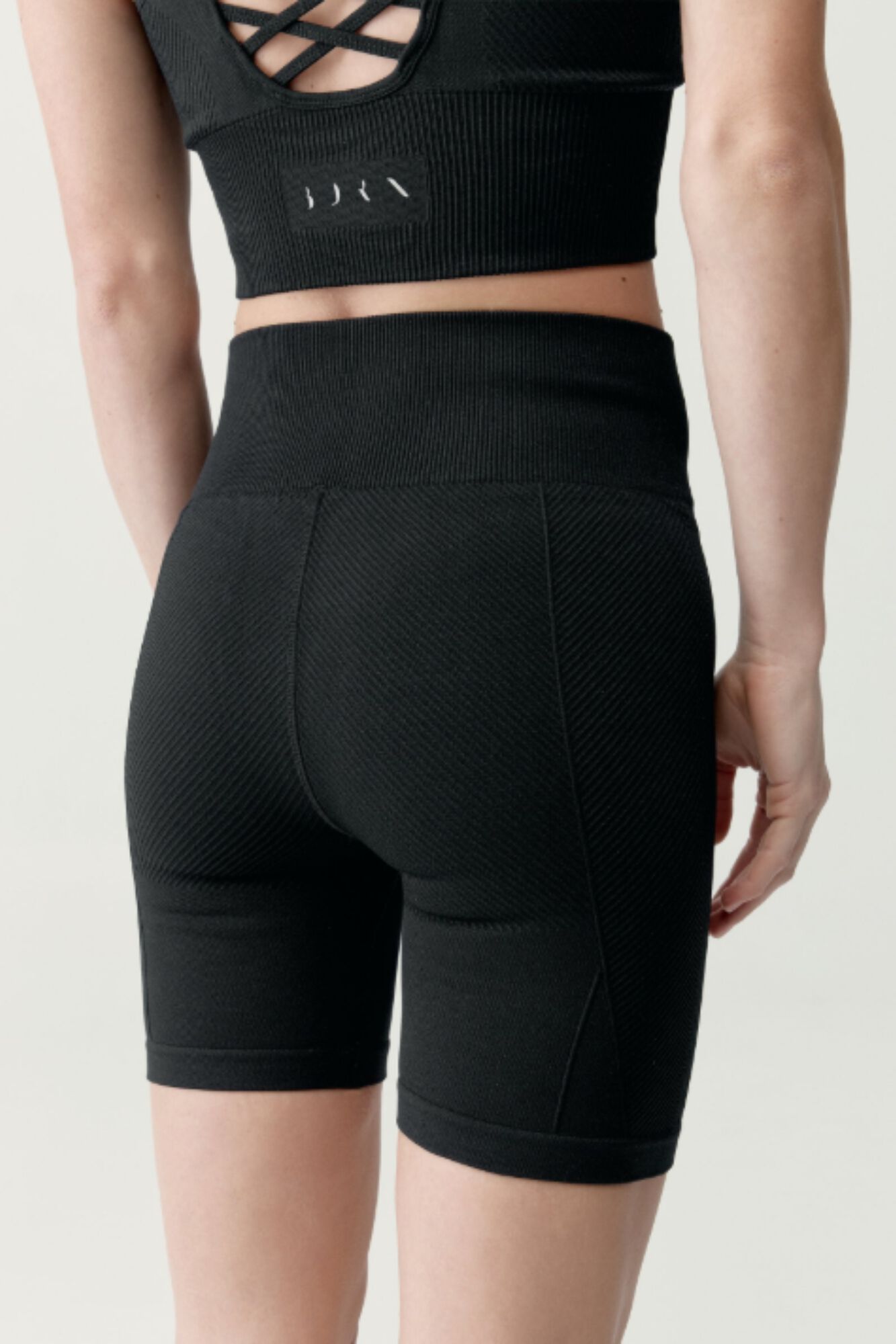 Born Living Yoga Schwarze Sport-Shorts India