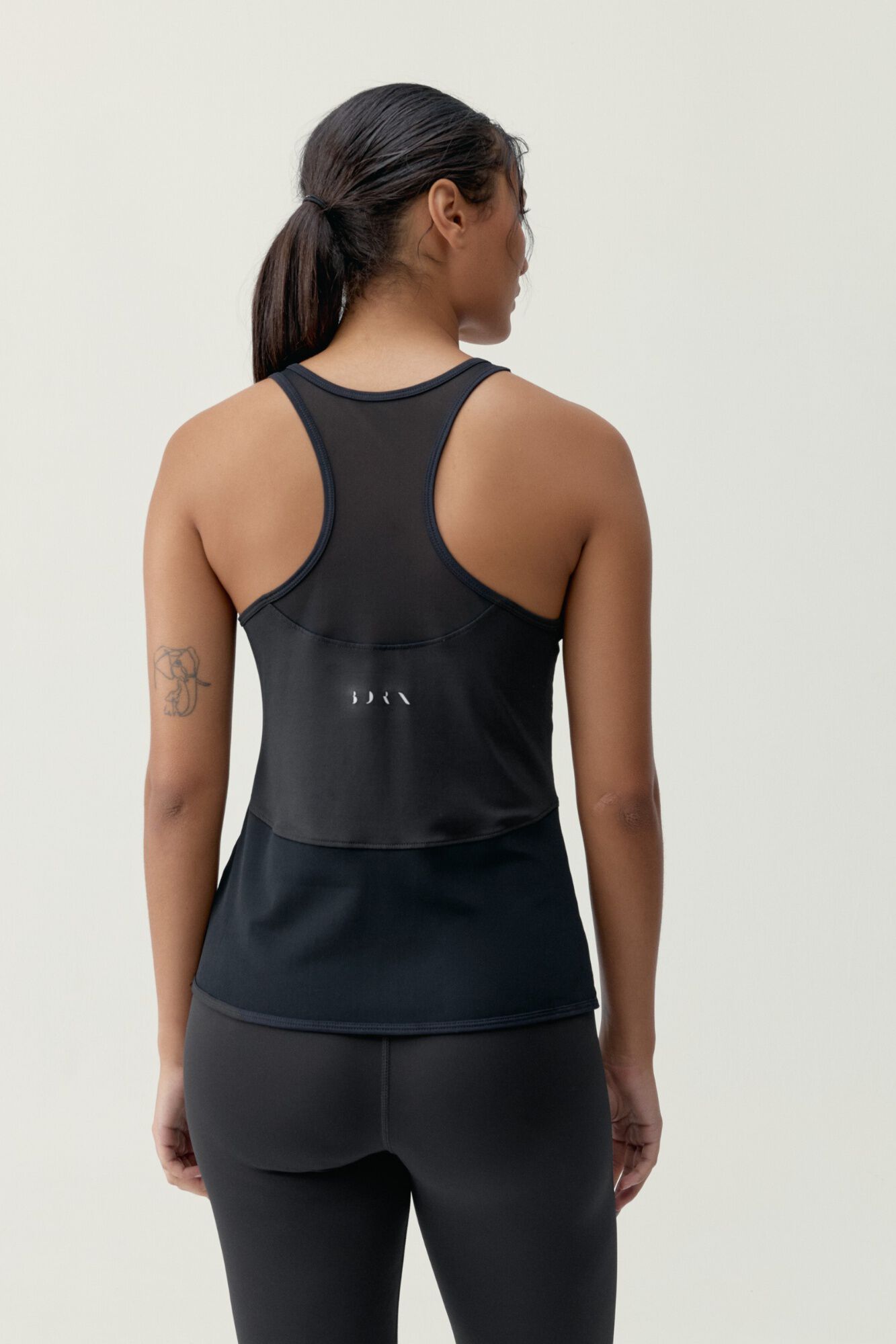 Born Living Yoga T-shirt Kiava preta