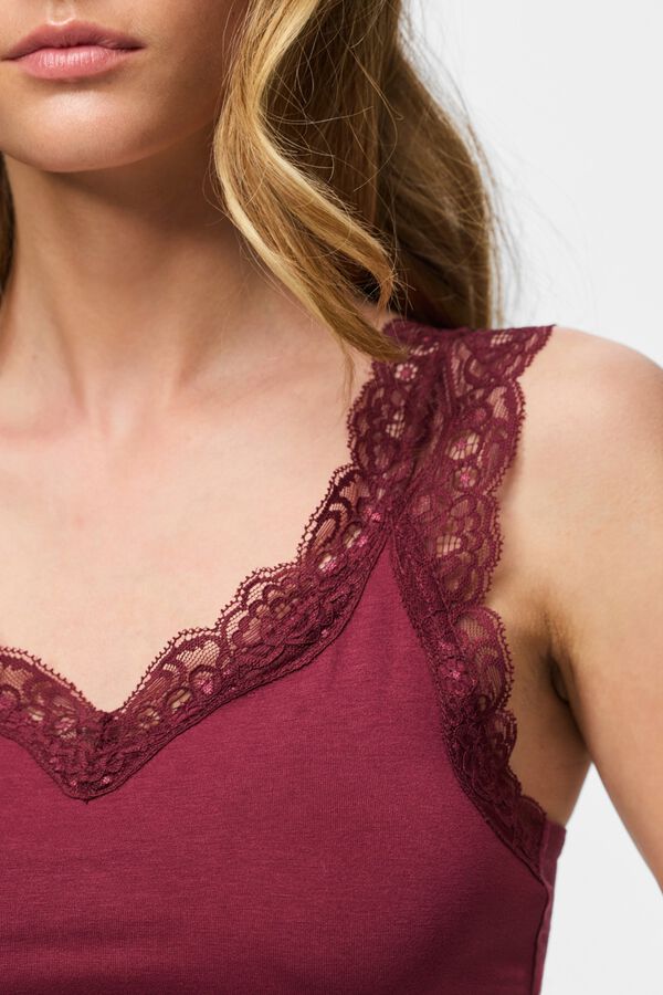 Pieces Top with lace detail red