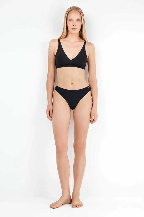 Gisela Braguita brasile&ntilde;a con gal&oacute;n de encaje y camales black