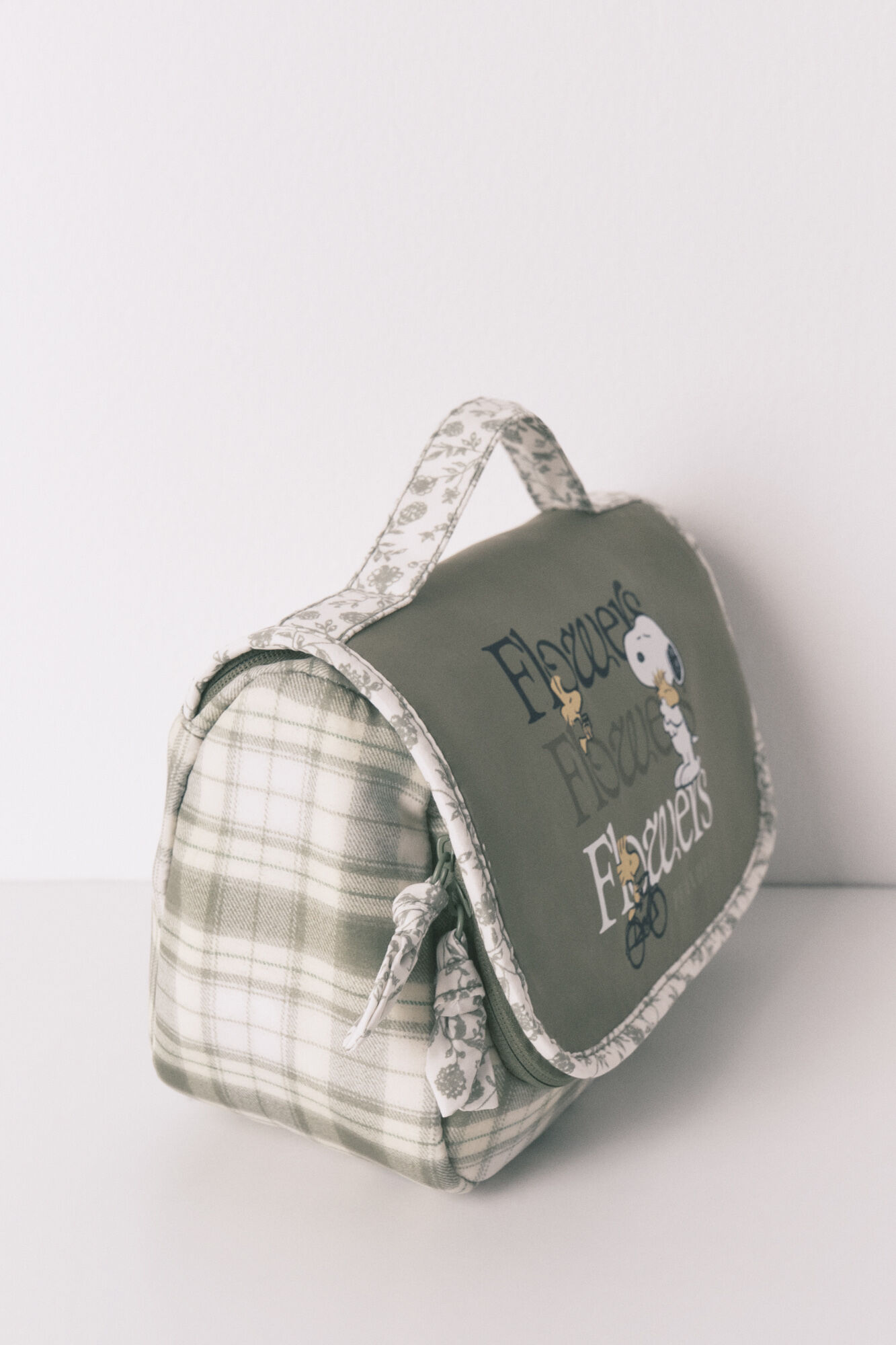 Large vanity case with green Snoopy hanger | Necesere pentru femei
