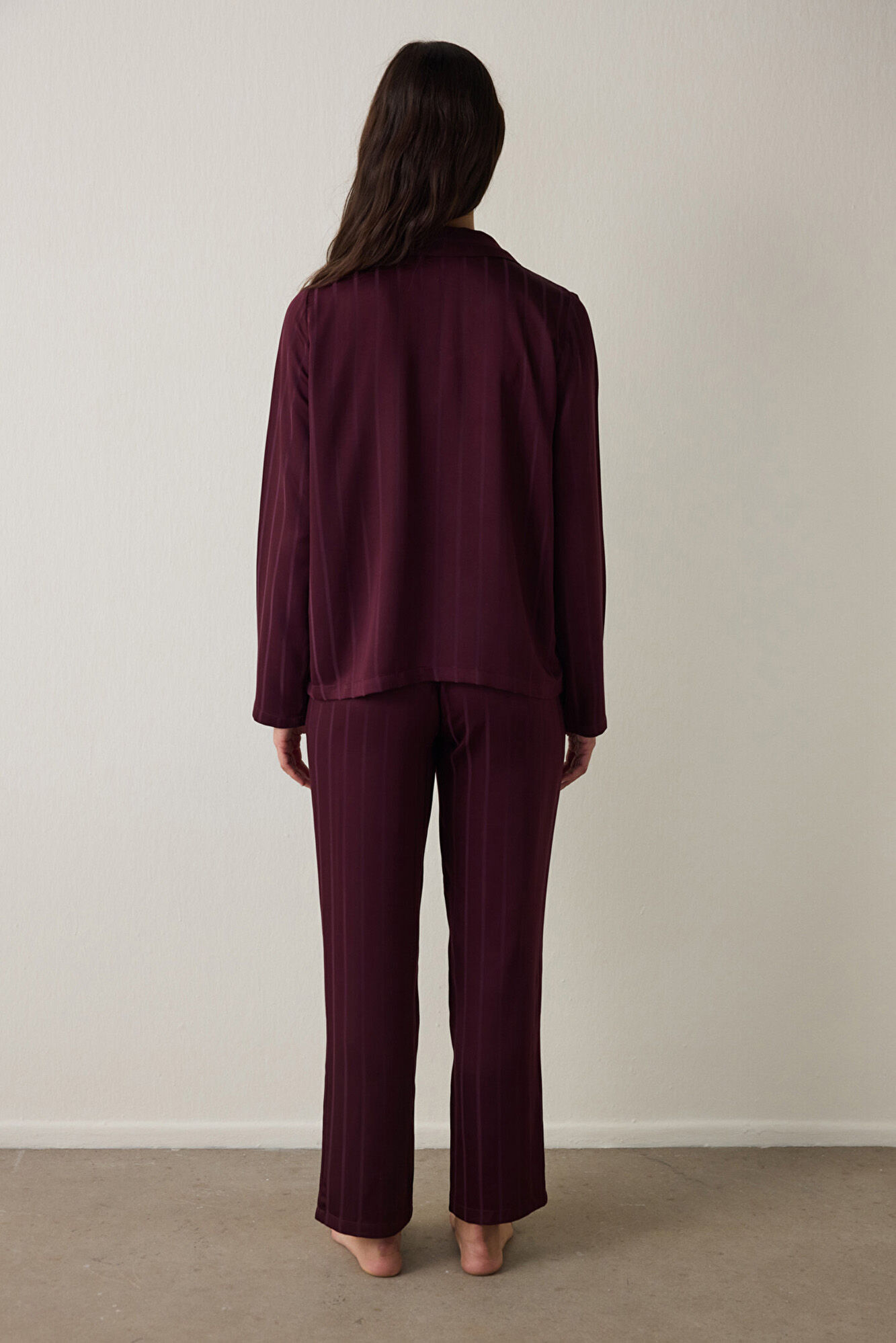 Penti Conjunto de camisa e cal&ccedil;a de cetim marrom