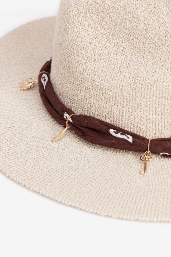 Vilanova Chap&eacute;u panam&aacute; com pendentes bege