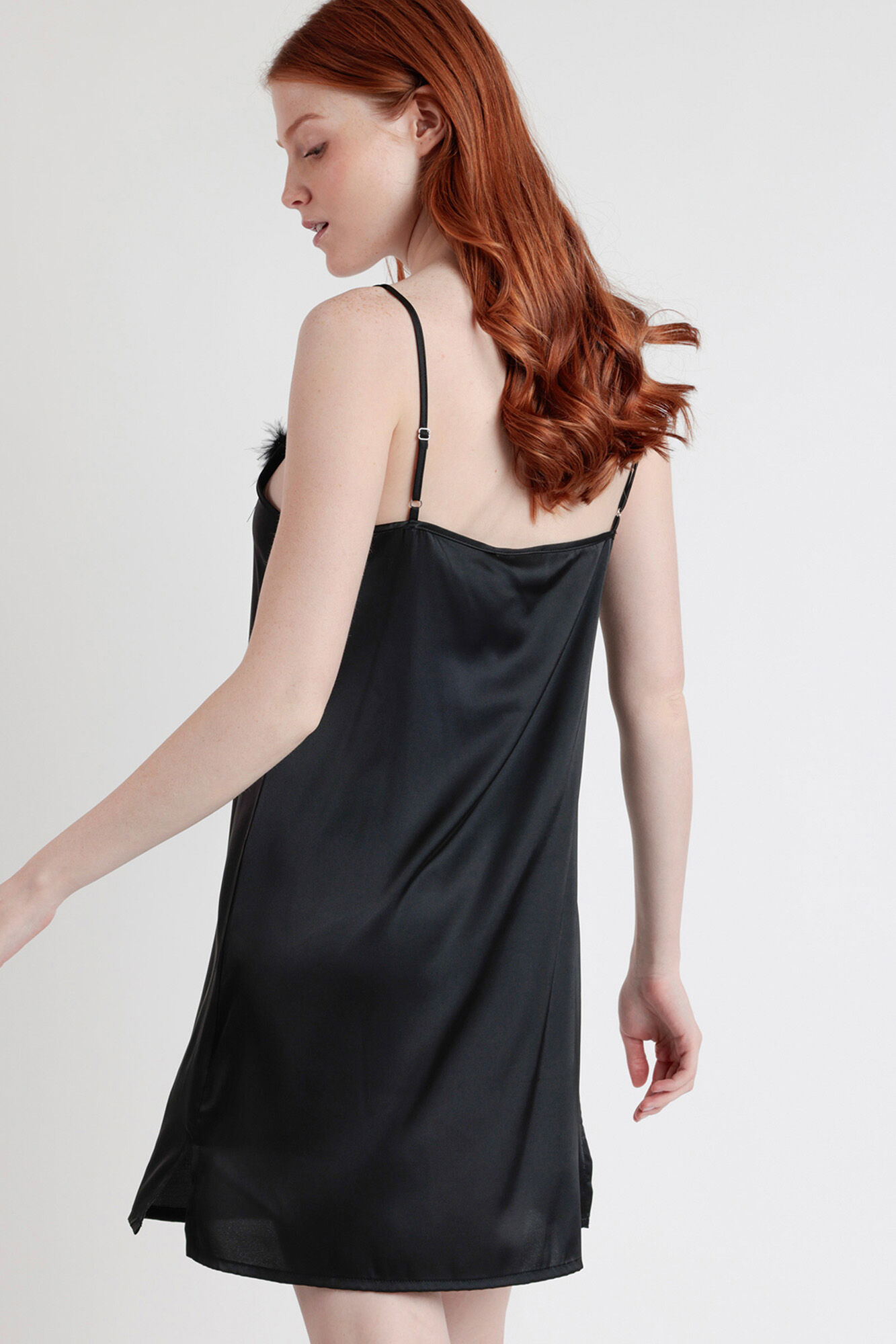 Admas Camis&oacute;n sat&eacute;n detalle plumas marab&uacute; luxe&nbsp;