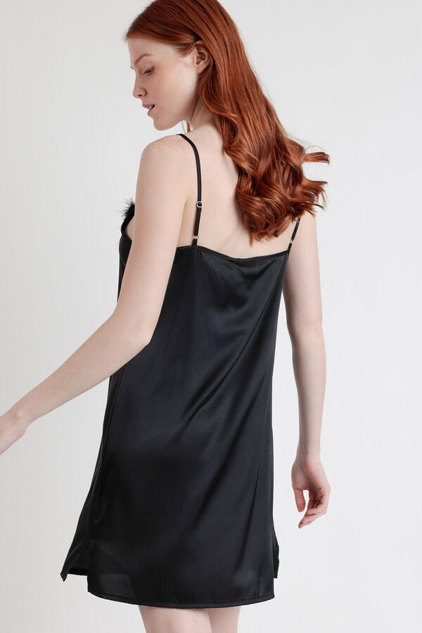 Admas Camis&oacute;n sat&eacute;n detalle plumas marab&uacute; luxe&nbsp; negro