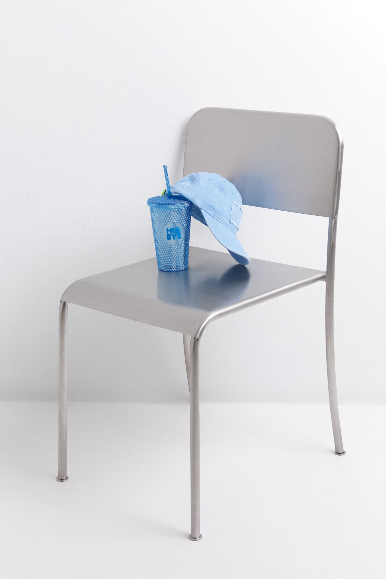 HI&BYE Medium blue plastic cup with integrated straw