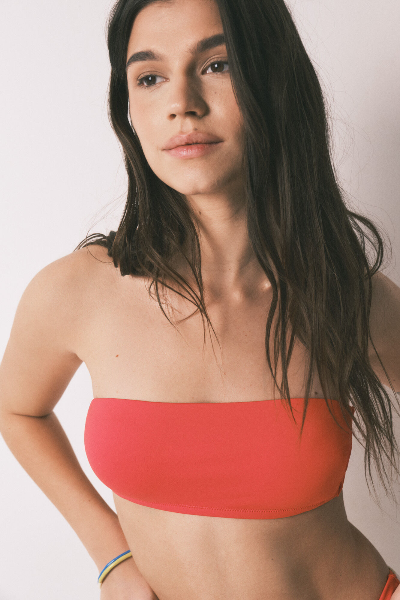 HI&BYE Top bikini bandeau liso rojo