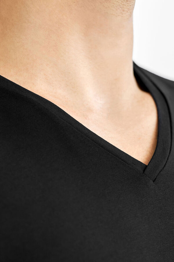 Bread & Boxers Pack 2 camisetas el&aacute;sticas cuello pico negro negro