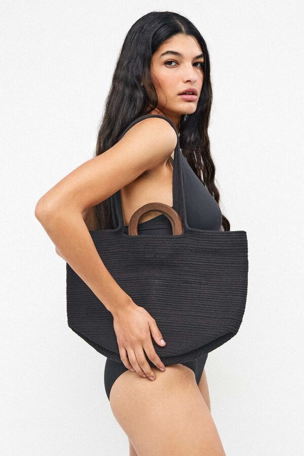 Gisela Bolso tipo capazo negro