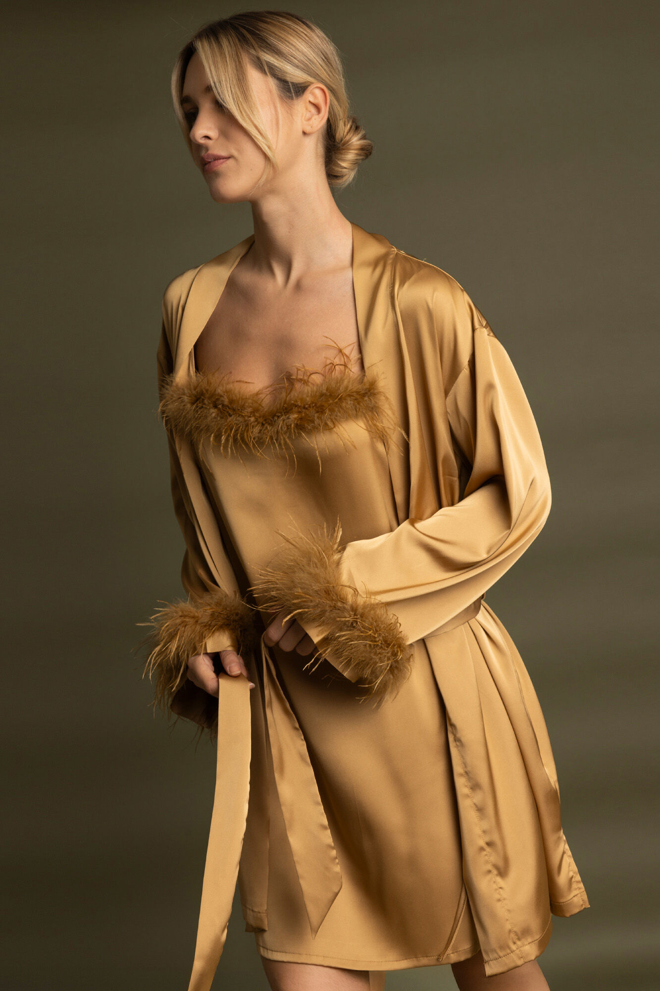 Admas Camis&oacute;n sat&eacute;n detalle plumas marab&uacute; luxe&nbsp;