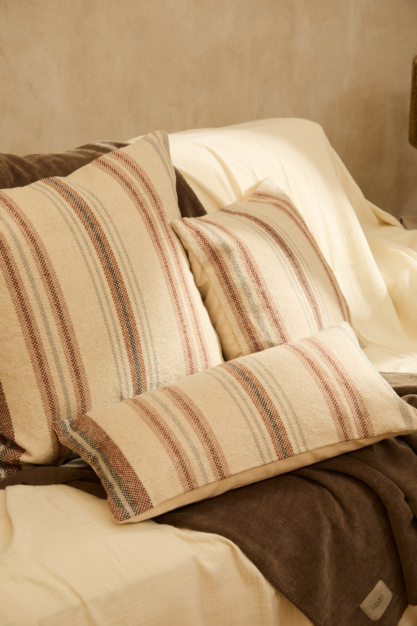 Calma House Funda de coj&iacute;n cuadrada a rayas multicolor Peru