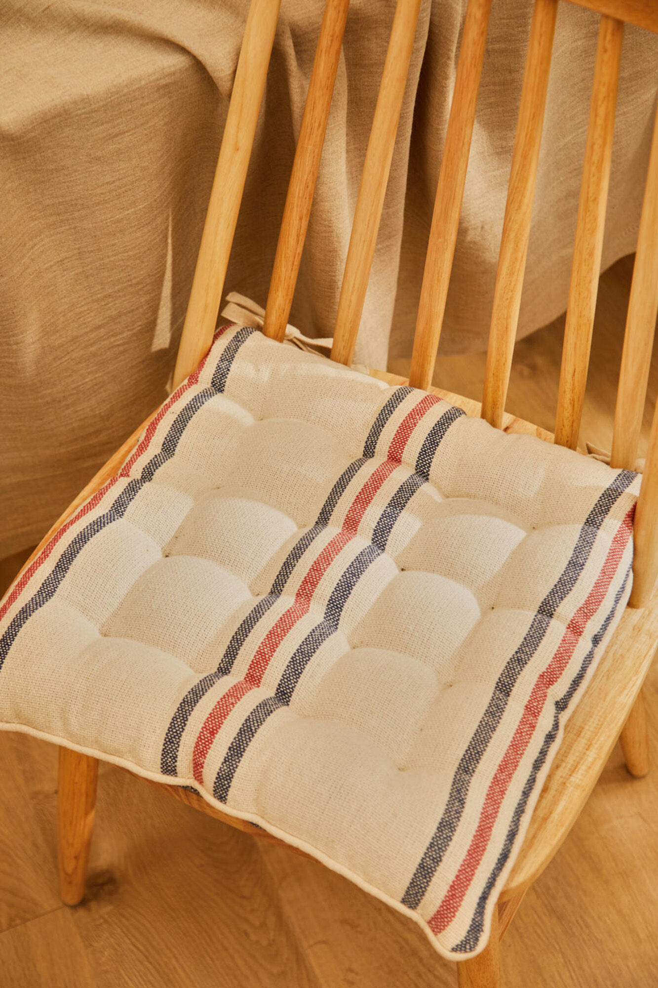 Calma House Quadratisches Stuhlkissen mit blauen und roten Streifen Mont