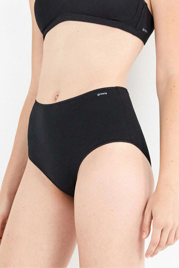 Gisela Braga alta con gal&oacute;n de encaje y camales&nbsp; negro