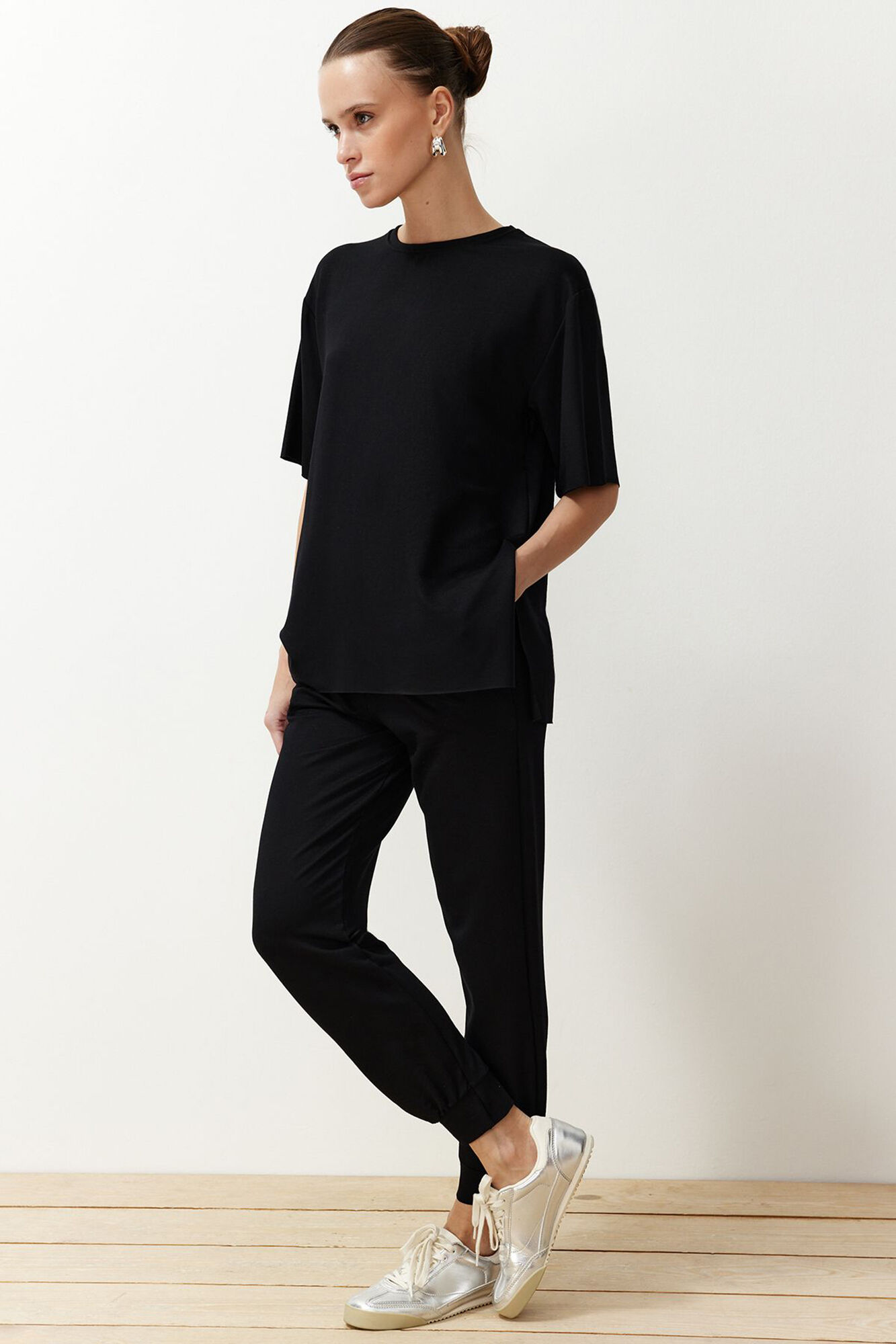 Trendyol Conjunto b&aacute;sico de corrida, blusa e cal&ccedil;as de gola redonda 