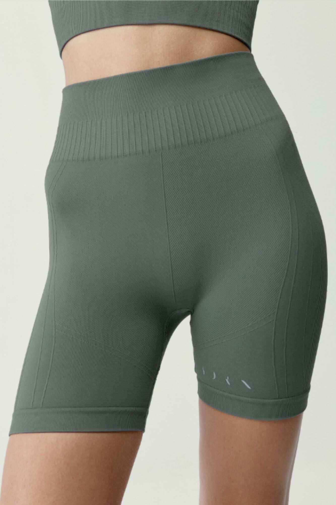 Born Living Yoga Gr&uuml;ne Sport-Shorts Eris