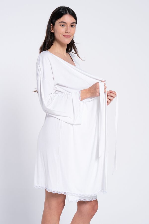 Ohma Bata premam&aacute; con encaje en el bajo blanco