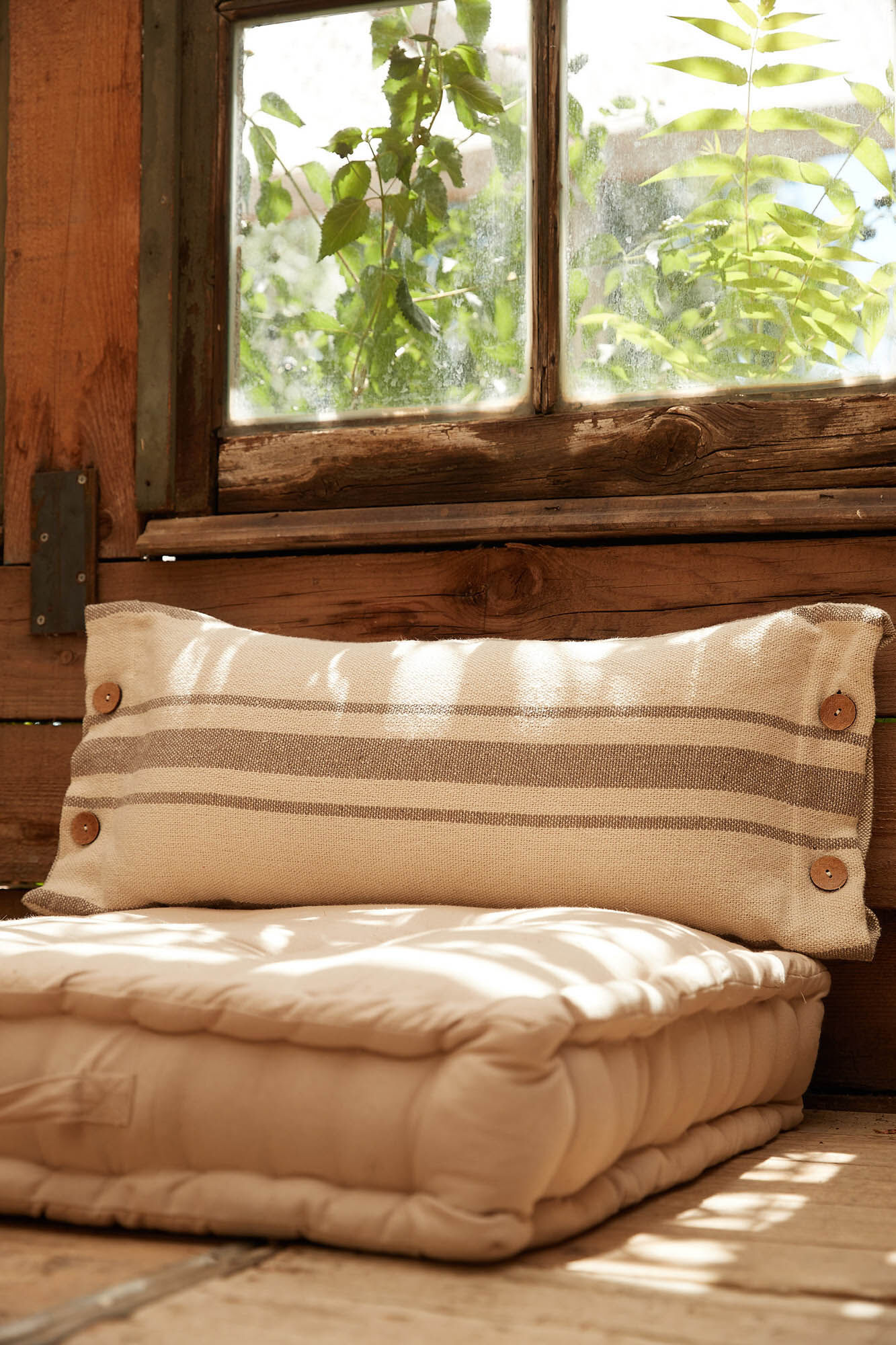 Calma House Funda de coj&iacute;n rectangular a rayas beige con botones Sorento