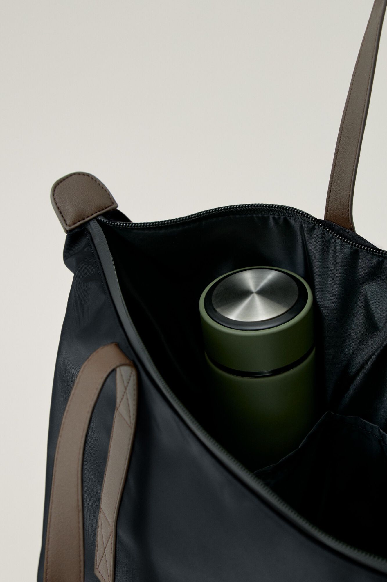 Born Living Yoga Schwarze Daily Tasche