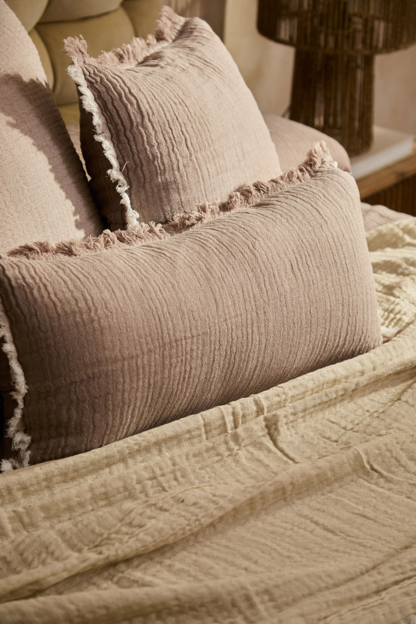 Calma House Funda de coj&iacute;n rectangular de muselina de algod&oacute;n en tono piedra Layer