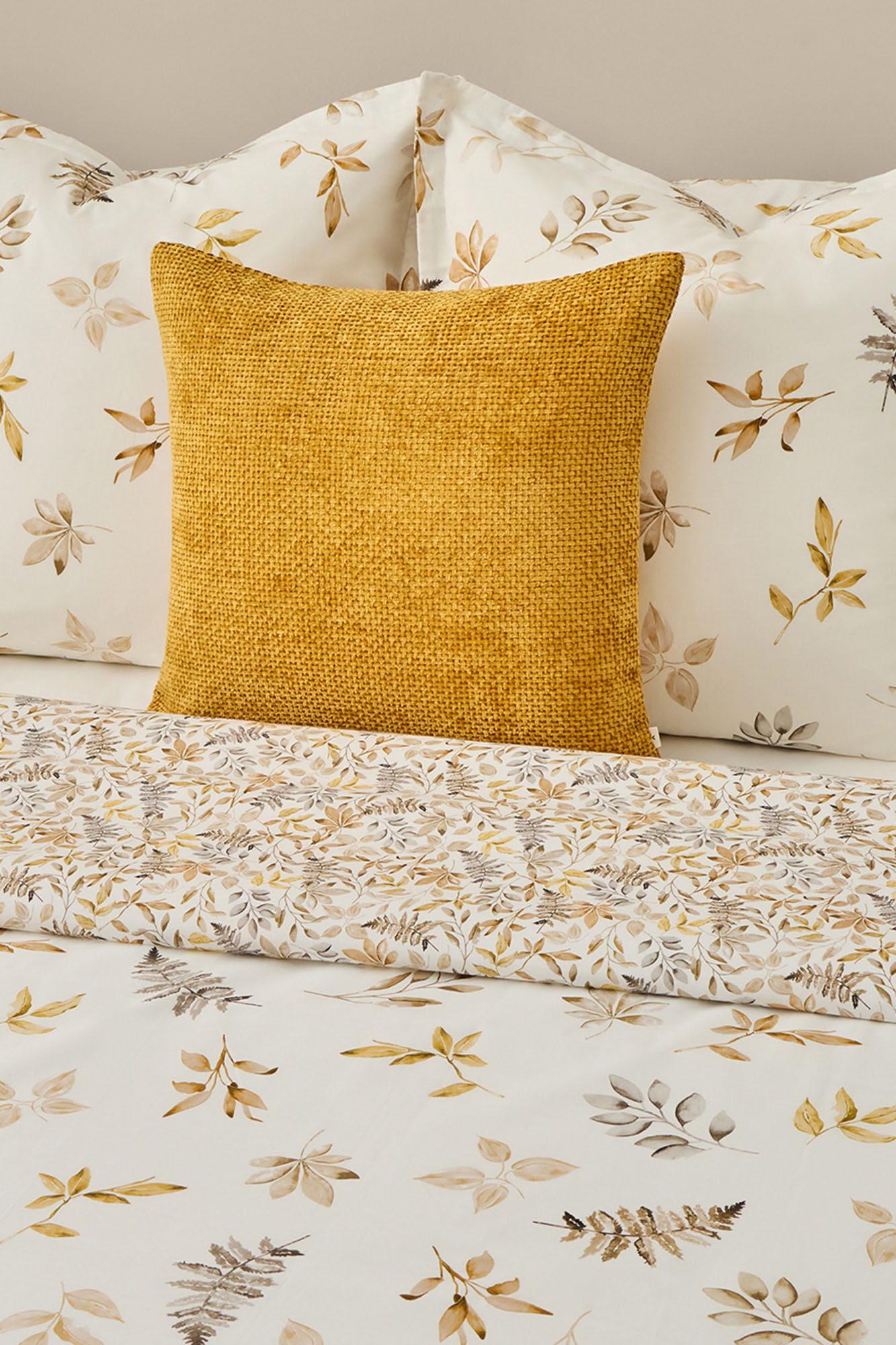 Textura H&uuml;lle mit Bl&auml;ttern auf einem Zweig