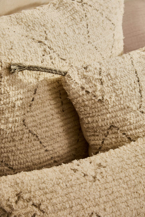 Calma House Capa de almofada quadrada em algod&atilde;o flamejado com motivo &eacute;tnico em tom pedra. cinzento