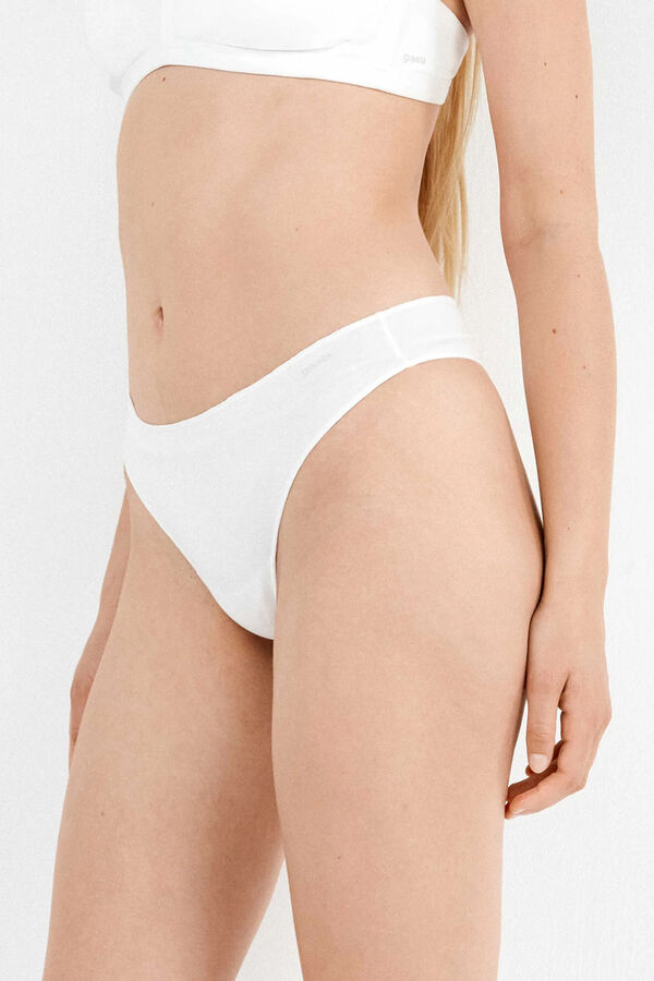 Gisela Braguita brasile&ntilde;a con gal&oacute;n de encaje y camales branco