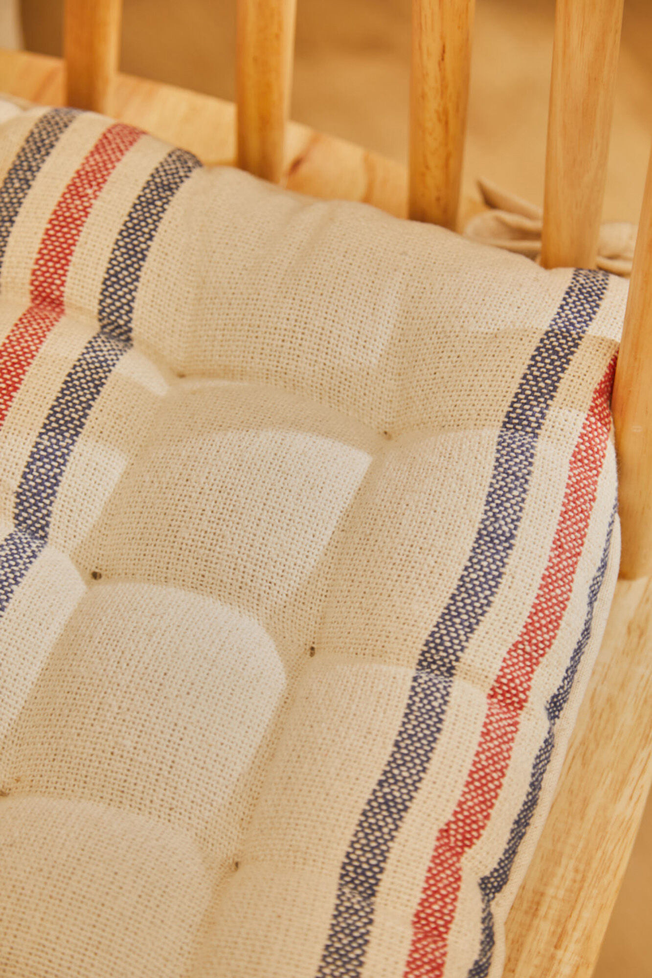 Calma House Quadratisches Stuhlkissen mit blauen und roten Streifen Mont