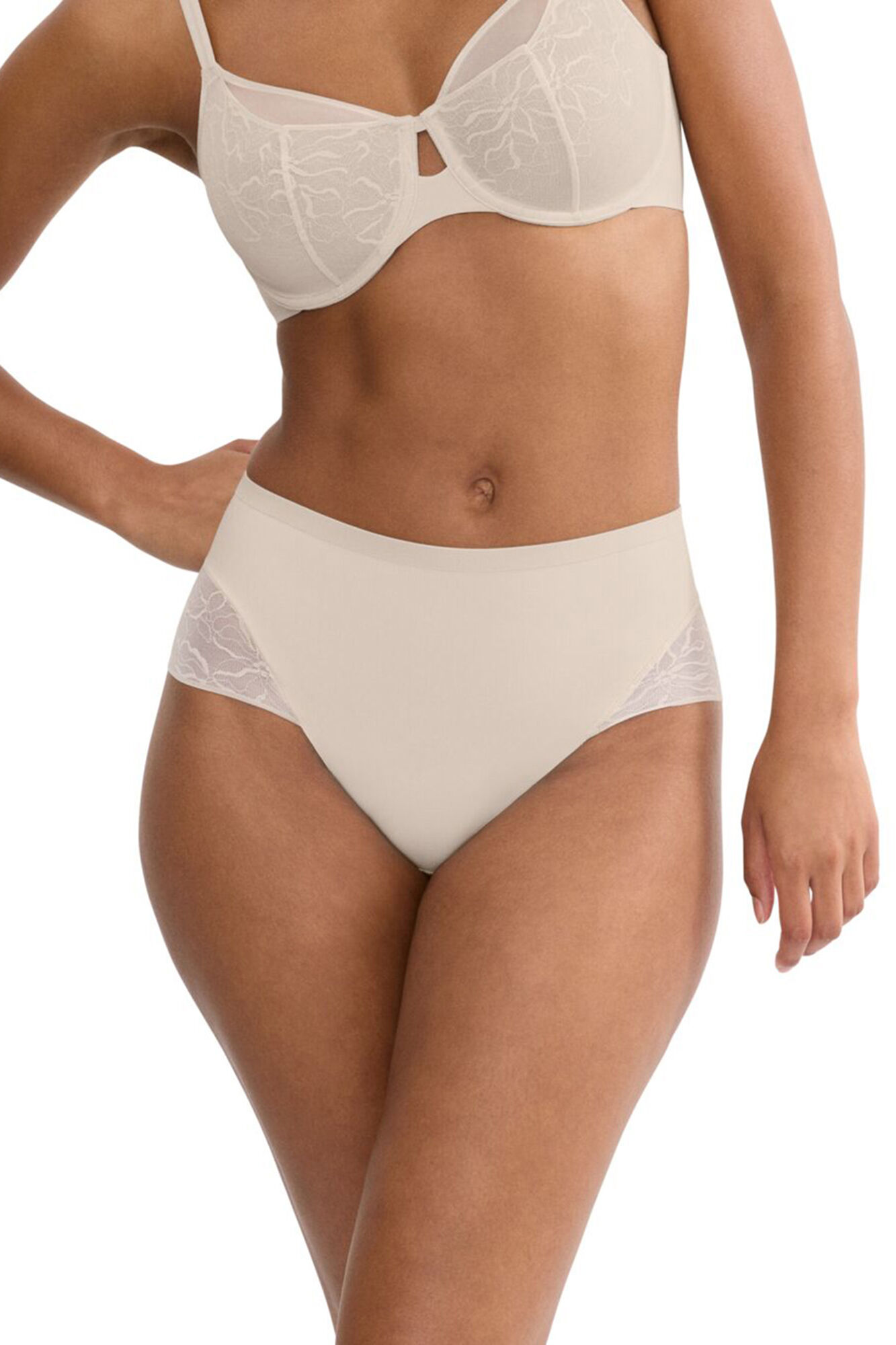 Triumph Cueca cintura alta em renda e microfibra