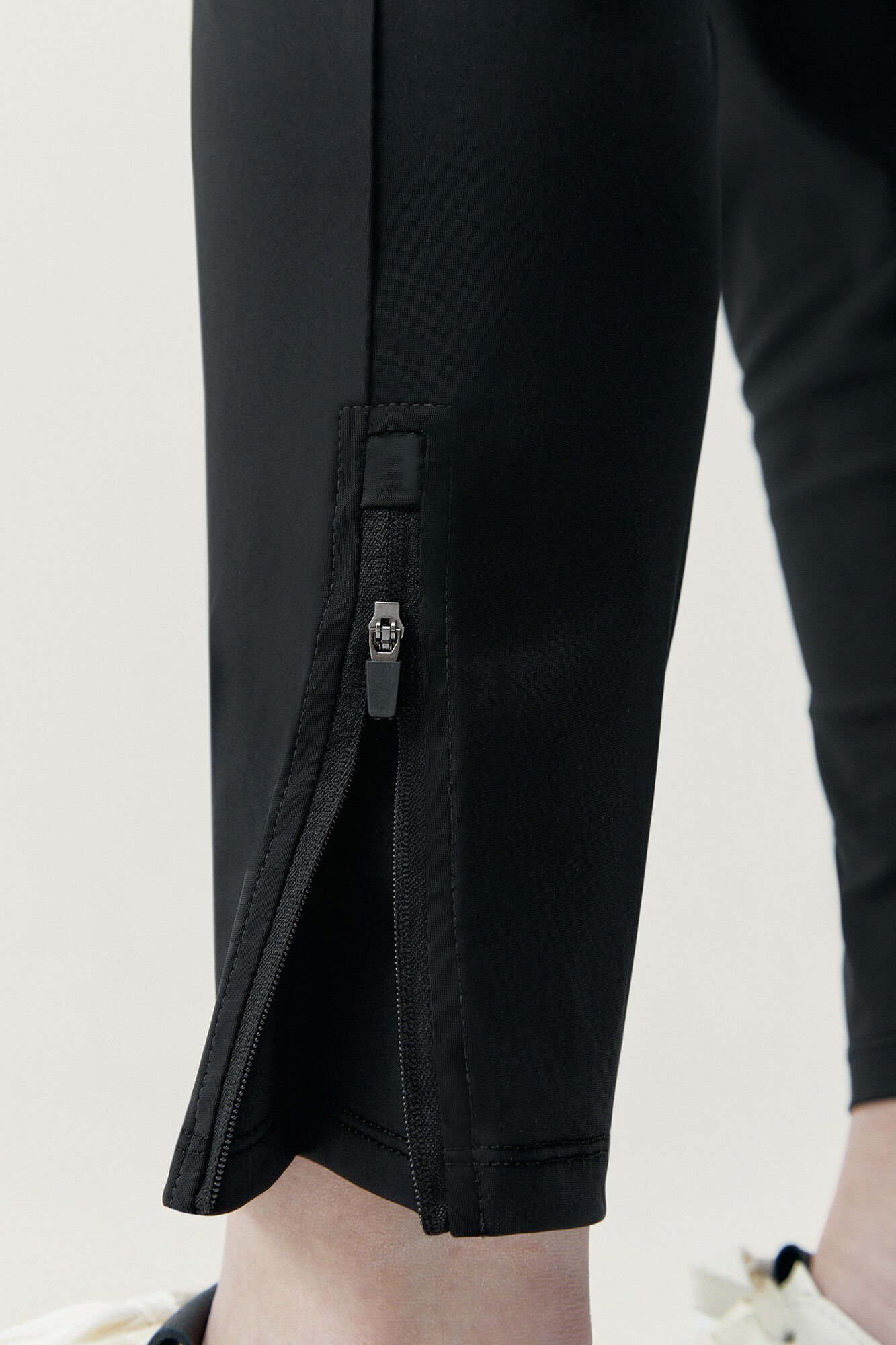 Born Living Yoga Pantal&oacute;n jogger deportivo Airla negro&nbsp;