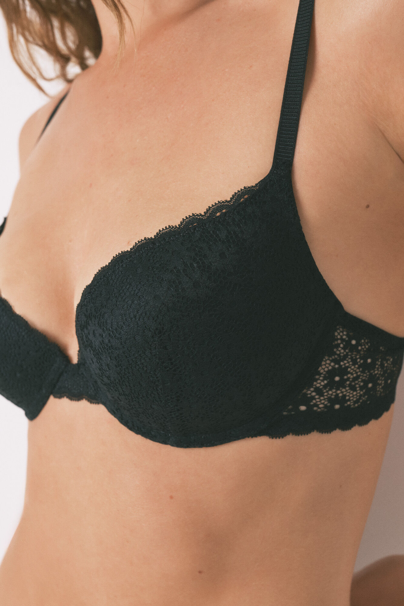 Women'secret Prekrasan crni čipka pu&scaron;-ap grudnjak sa cvetnim printom