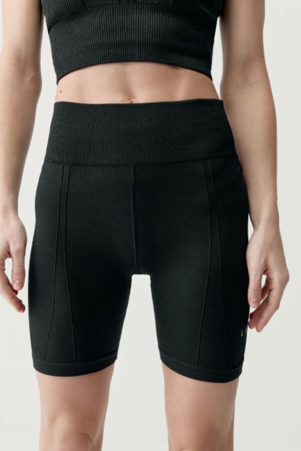 Born Living Yoga Schwarze Sport-Shorts India Schwarz