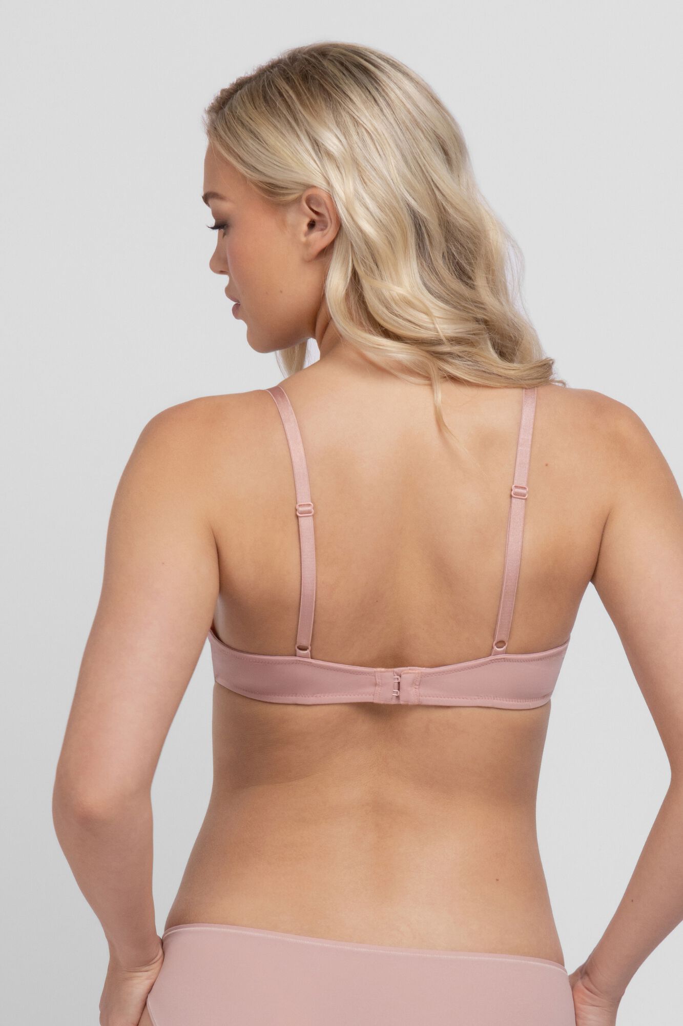 Dorina Soutien decote profundo Noa