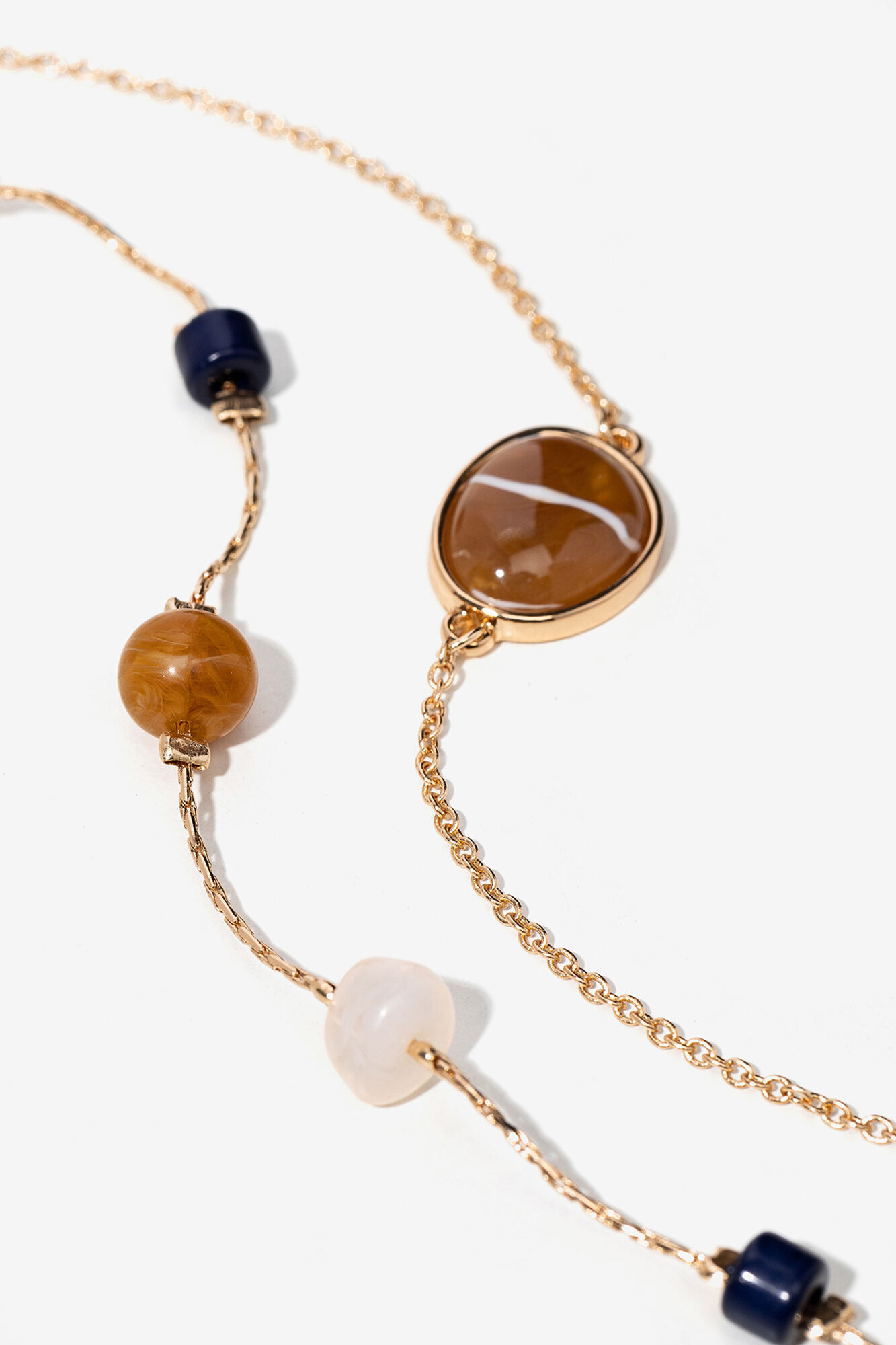 Vilanova Pack de dos pulseras met&aacute;licas con apliques y cuentas acr&iacute;licas.&nbsp;Cierres ajustables.