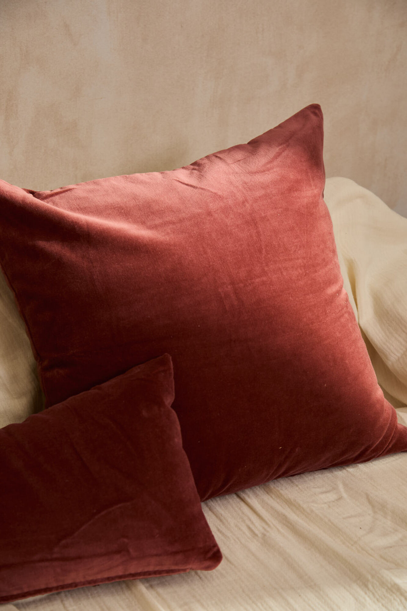 Calma House Funda de coj&iacute;n cuadrada de terciopelo en tono tierra Velour