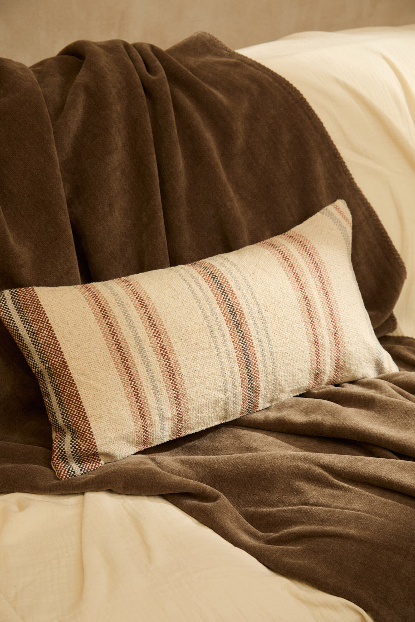 Calma House Funda de coj&iacute;n rectangular a rayas multicolor Peru