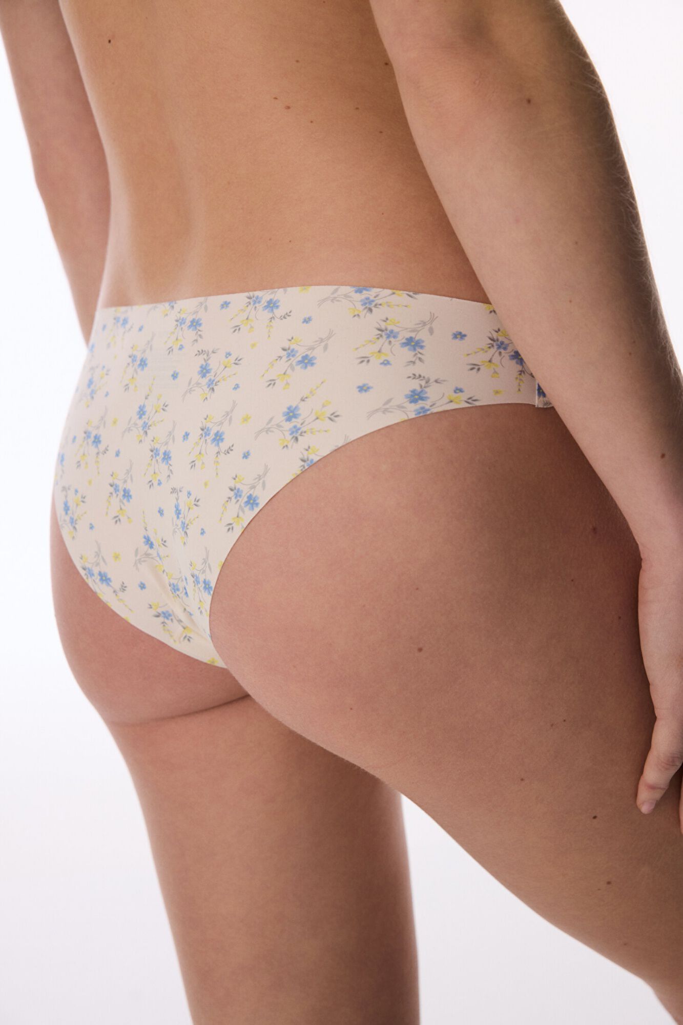 Penti Braga con estampado y corte l&aacute;ser.