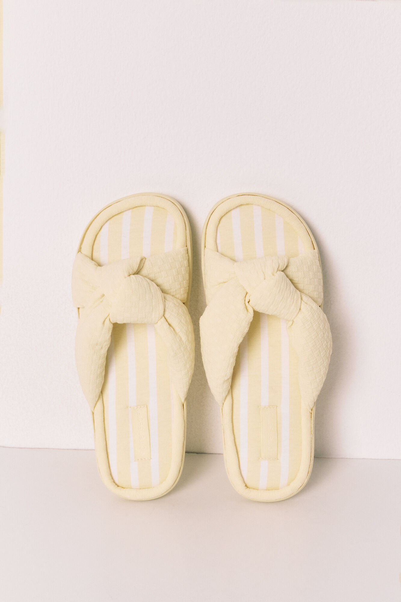 Women'secret Yellow volume bow slippers