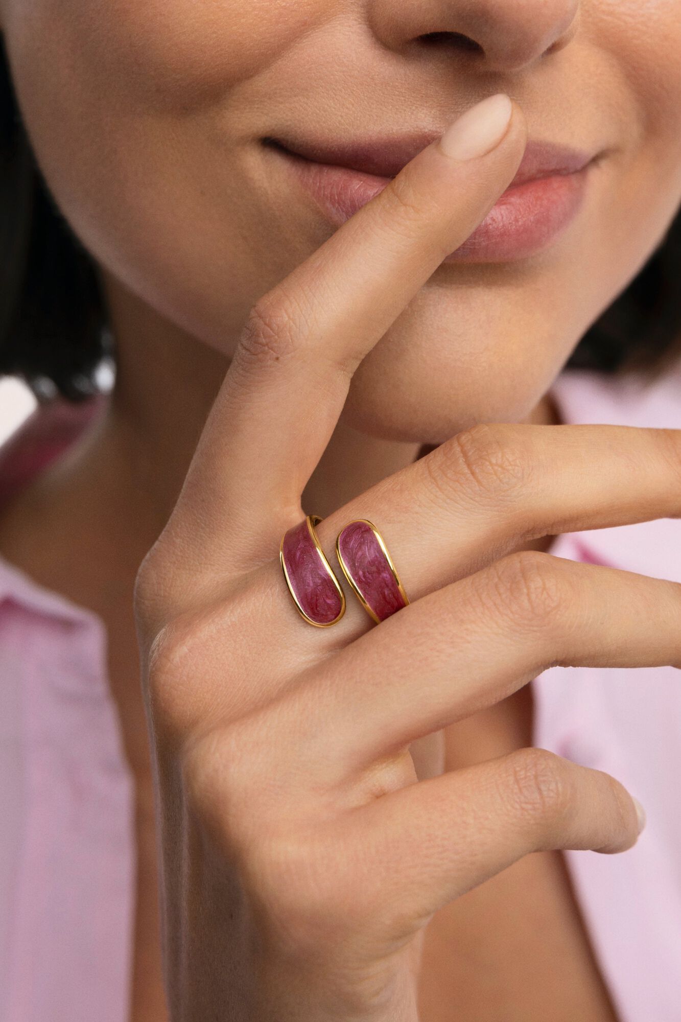 Singularu Abbraccio Ring aus vergoldetem Stahl mit Granat