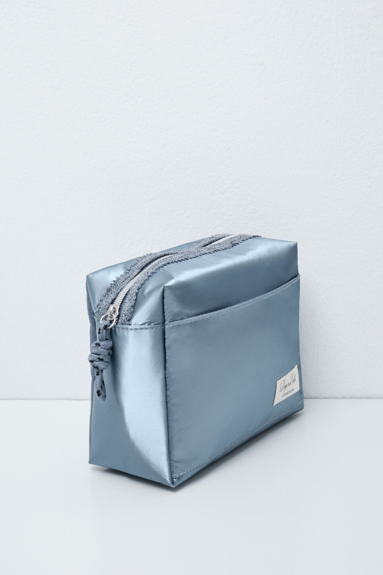 Women'secret Silver puffer medium vanity case