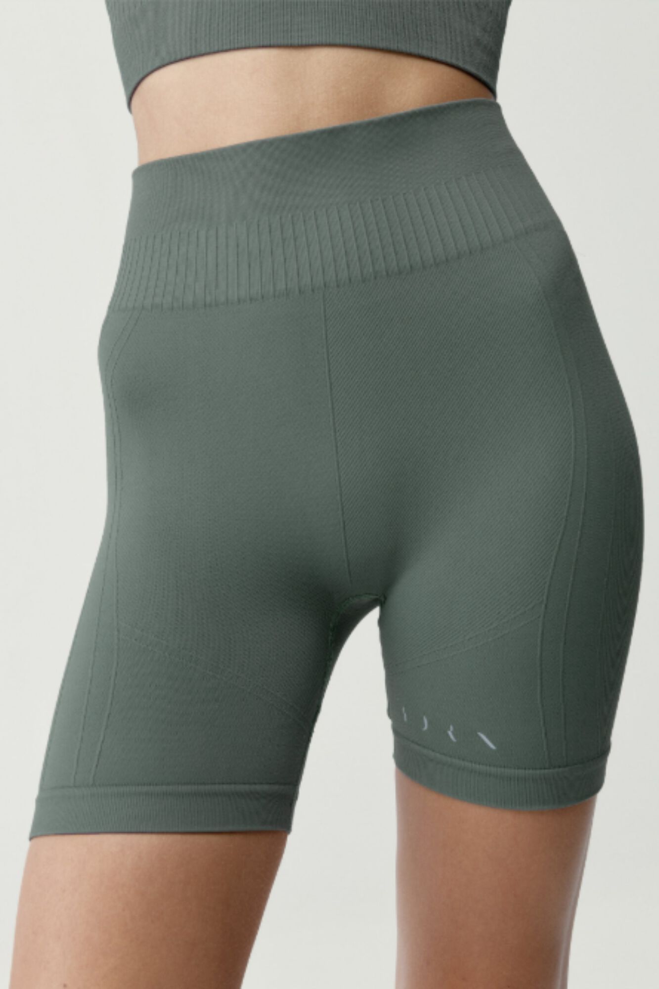 Born Living Yoga Gr&uuml;ne Sport-Shorts Eris