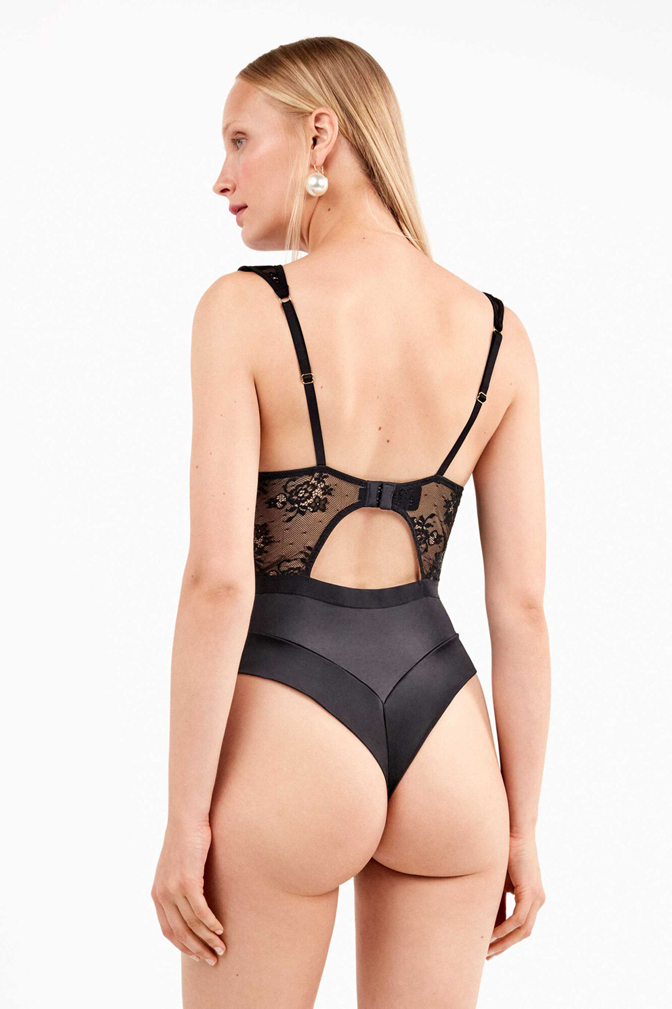 Gisela All-over lace body with shoulder pads