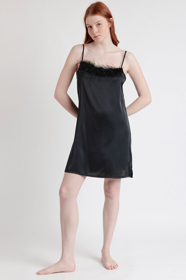 Admas Camis&oacute;n sat&eacute;n detalle plumas marab&uacute; luxe&nbsp; negro