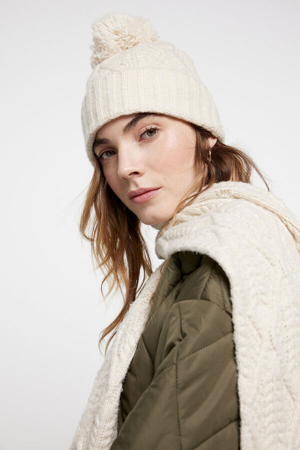 Pieces Gorro de estructura y con detalle dibujo en la superficie.Tacto suave y con Pomp&oacute;n. blanco