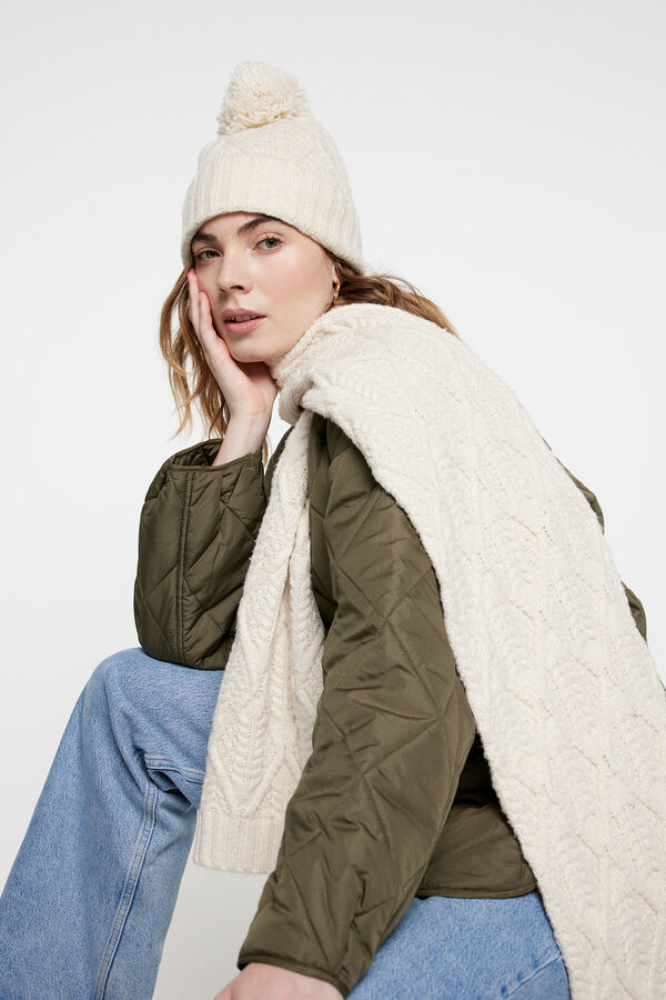 Pieces Gorro de estructura y con detalle dibujo en la superficie.Tacto suave y con Pomp&oacute;n. blanco