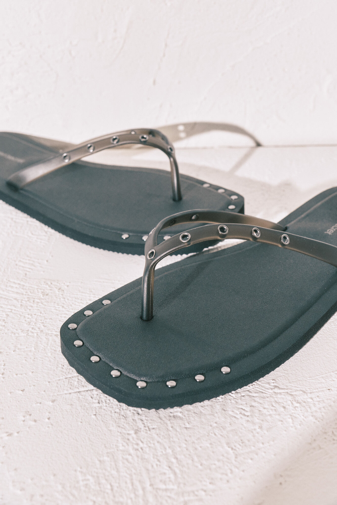 Women'secret Chinelos de quarto de bico quadrado pretos com tachas