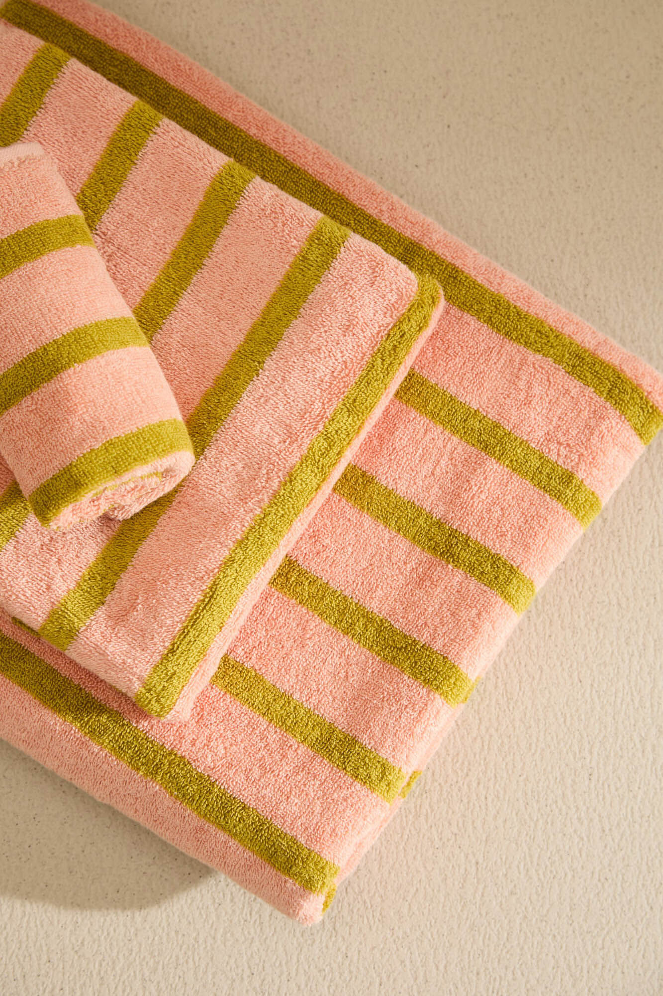 Calma House Rosa gestreiftes Frottee-Badetuch aus Baumwolle SATURNO